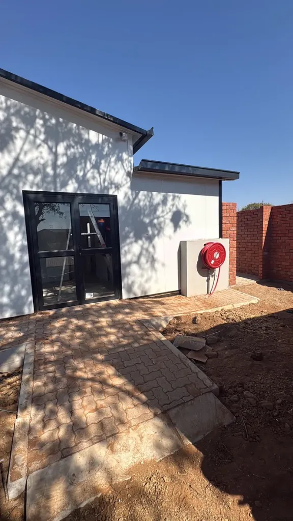 Prefab building entrance with aluminium doors
